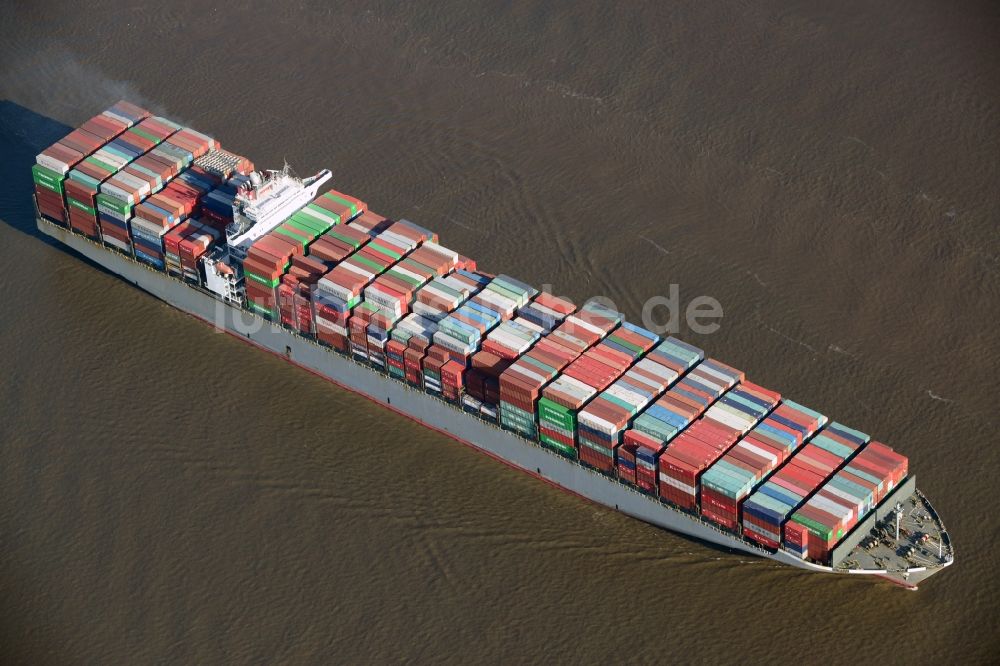 Luftaufnahme Hamburg - Containerschiff - Frachter HUMEN BRIDGE bei der Fahrt in den Hafenbereich auf dem Elbstrom in Hamburg