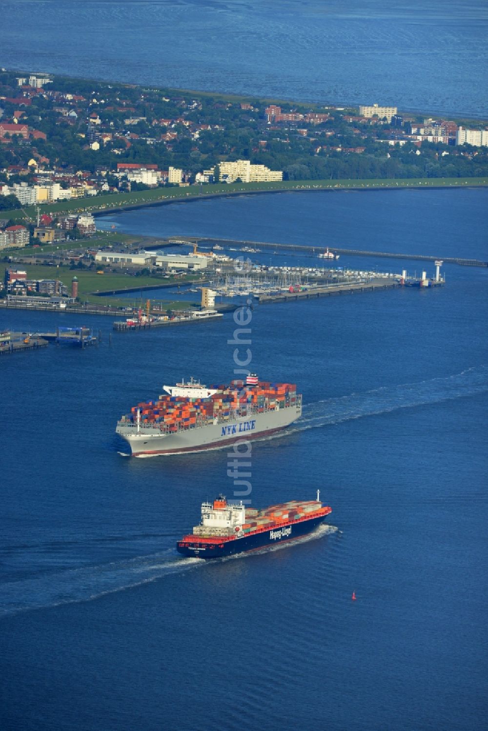 Luftbild Cuxhaven - Containerschiff - Frachter NYK Hercules der Reederei NYK LINE GmbH bei der Fahrt vor der Nordseeküste bei Cuxhaven im Bundesland Niedersachsen