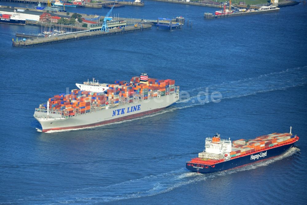 Luftaufnahme Cuxhaven - Containerschiff - Frachter NYK Hercules der Reederei NYK LINE GmbH bei der Fahrt vor der Nordseeküste bei Cuxhaven im Bundesland Niedersachsen