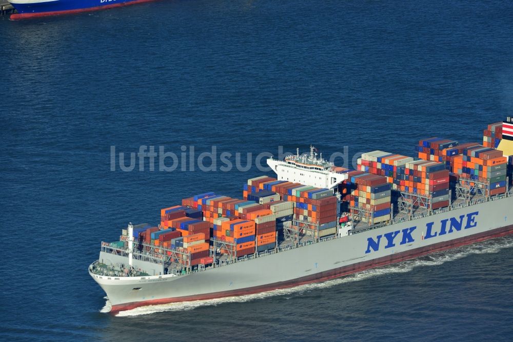 Cuxhaven aus der Vogelperspektive: Containerschiff - Frachter NYK Hercules der Reederei NYK LINE GmbH bei der Fahrt vor der Nordseeküste bei Cuxhaven im Bundesland Niedersachsen