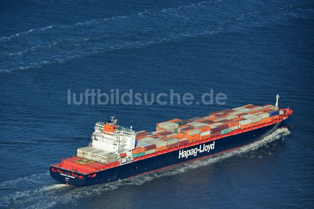 Luftbild Cuxhaven - Containerschiff - Frachter TORONTO EXPRESS der Reederei HAPAG-LLOYD bei der Fahrt vor der Nordseeküste bei Cuxhaven im Bundesland Niedersachsen