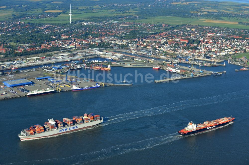 Luftaufnahme Cuxhaven - Containerschiff - Frachter TORONTO EXPRESS der Reederei HAPAG-LLOYD bei der Fahrt vor der Nordseeküste bei Cuxhaven im Bundesland Niedersachsen