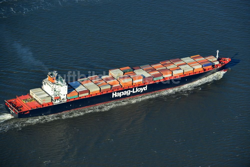 Cuxhaven von oben - Containerschiff - Frachter TORONTO EXPRESS der Reederei HAPAG-LLOYD bei der Fahrt vor der Nordseeküste bei Cuxhaven im Bundesland Niedersachsen