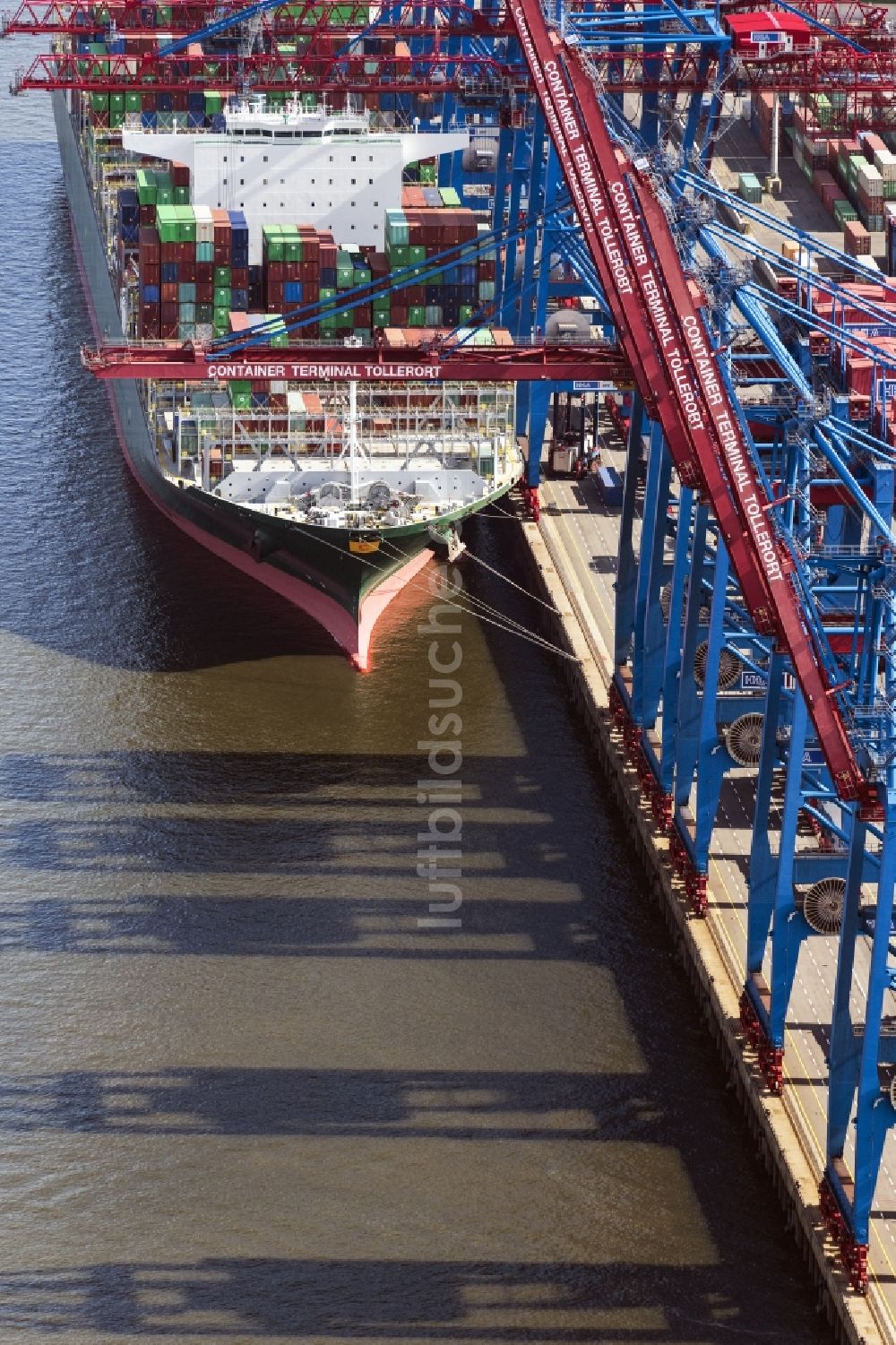 Luftbild Hamburg - Containerschiff im Hafen in Hamburg, Deutschland