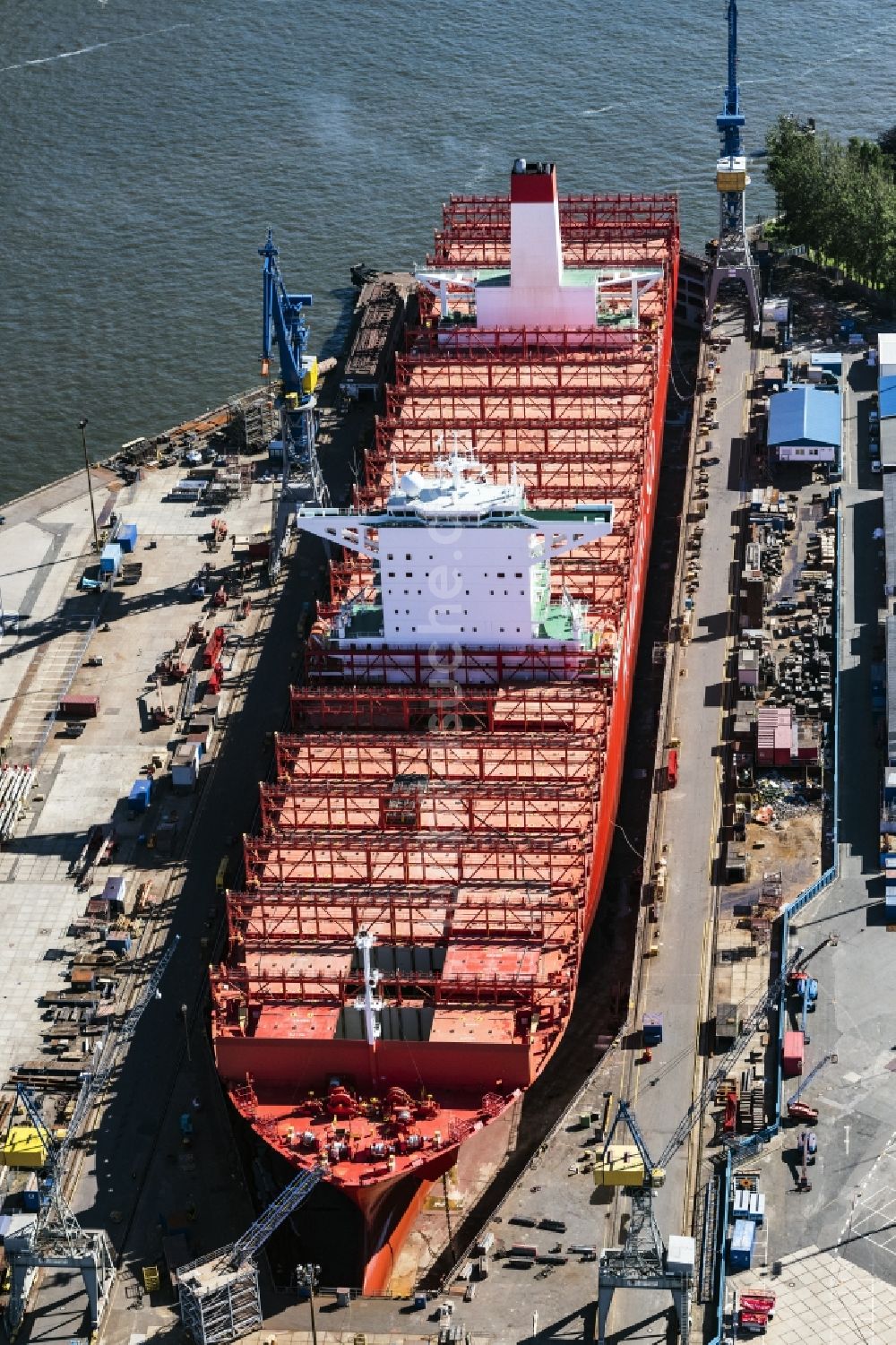 Luftaufnahme Hamburg - Containerschiff im Hafen in Hamburg, Deutschland