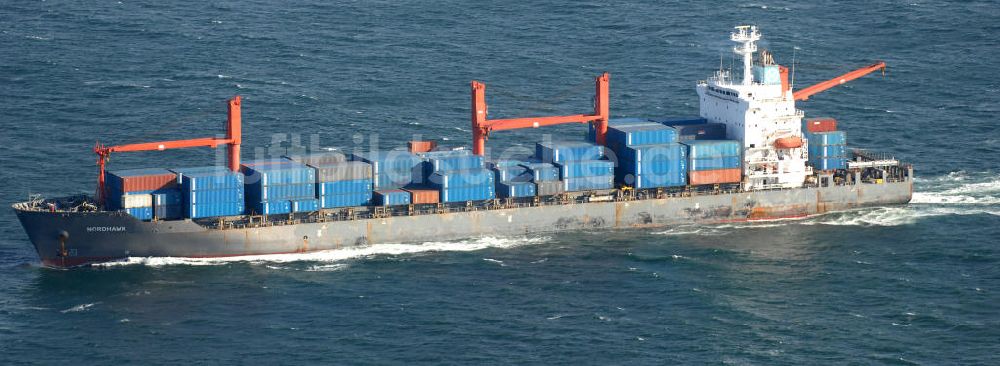 Kapstadt / Cap Town aus der Vogelperspektive: Containerschiff vor Kapstadt / traffic Port Cape Town