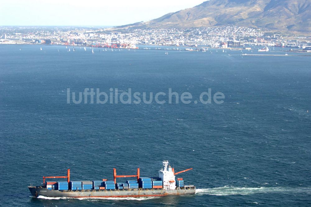 Luftbild Kapstadt / Cap Town - Containerschiff vor Kapstadt / traffic Port Cape Town