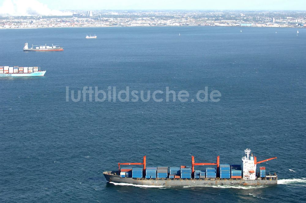 Luftaufnahme Kapstadt / Cap Town - Containerschiff vor Kapstadt / traffic Port Cape Town