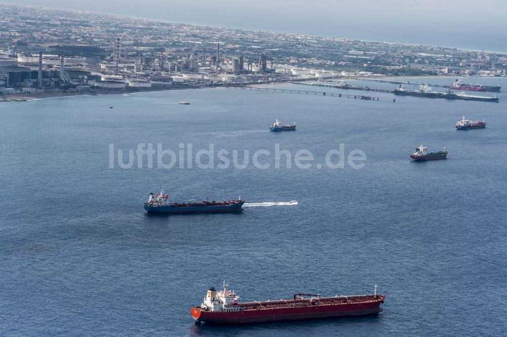 Luftbild Milazzo - Containerschiff an der Küste von Sizilien in Milazzo in Italien