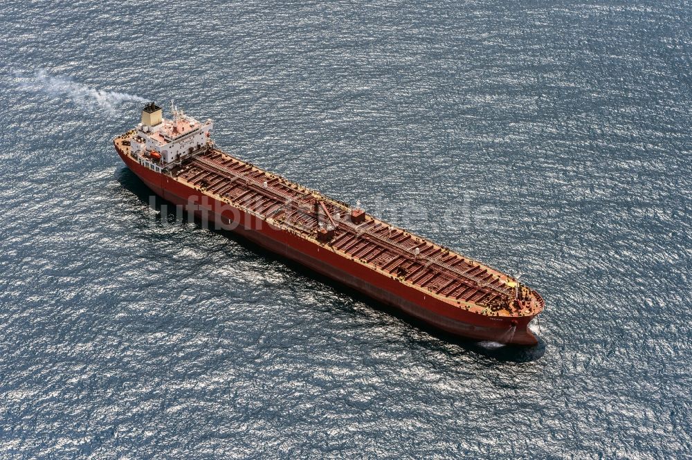 Luftaufnahme Milazzo - Containerschiff an der Küste von Sizilien in Milazzo in Italien