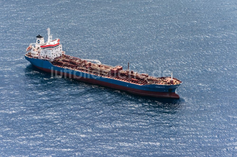 Milazzo von oben - Containerschiff an der Küste von Sizilien in Milazzo in Italien