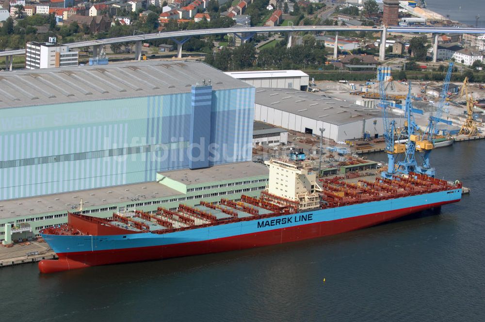 STRALSUND aus der Vogelperspektive: Containerschiff der Maersk Line im Wasser an der Volkswerft Stralsund