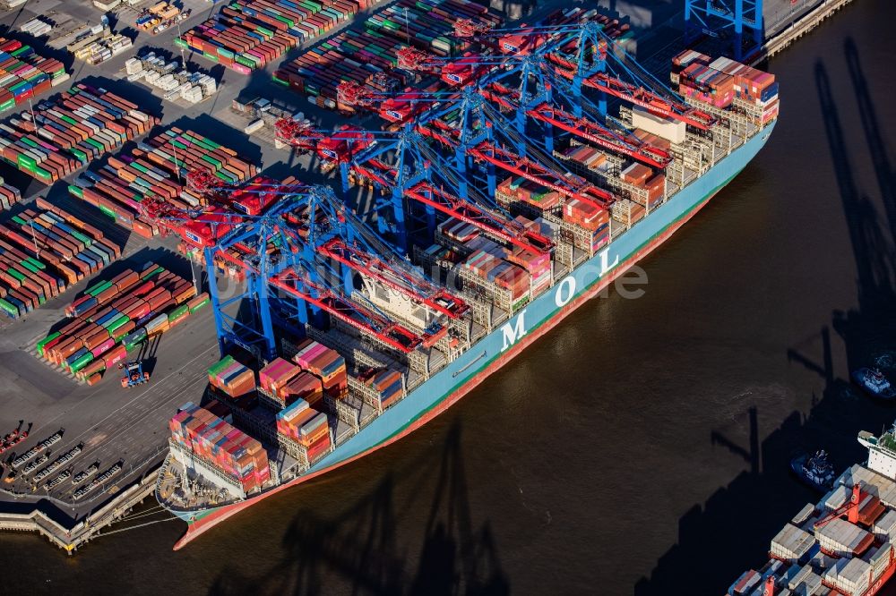 Luftbild Hamburg - Containerschiff Mol-Treasure am Burchardkai im Hafen im Ortsteil Waltershof in Hamburg, Deutschland