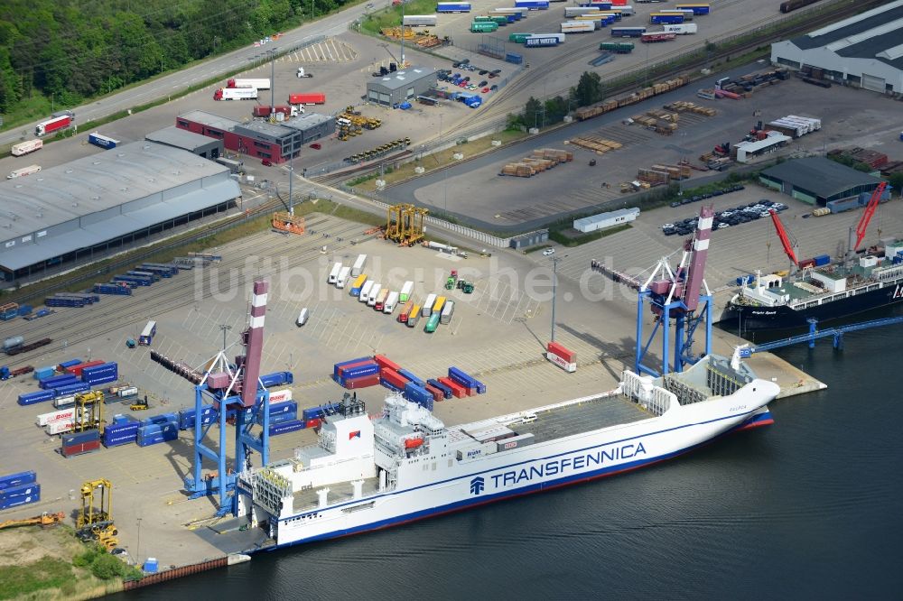 Luftbild Lübeck - Containerschiff der Reederei Spliethoffs Bevrachtungskantoor BV im Hafen in Lübeck im Bundesland Schleswig-Holstein