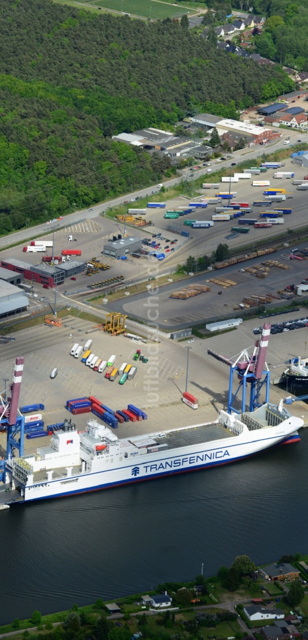 Luftaufnahme Lübeck - Containerschiff der Reederei Spliethoffs Bevrachtungskantoor BV im Hafen in Lübeck im Bundesland Schleswig-Holstein