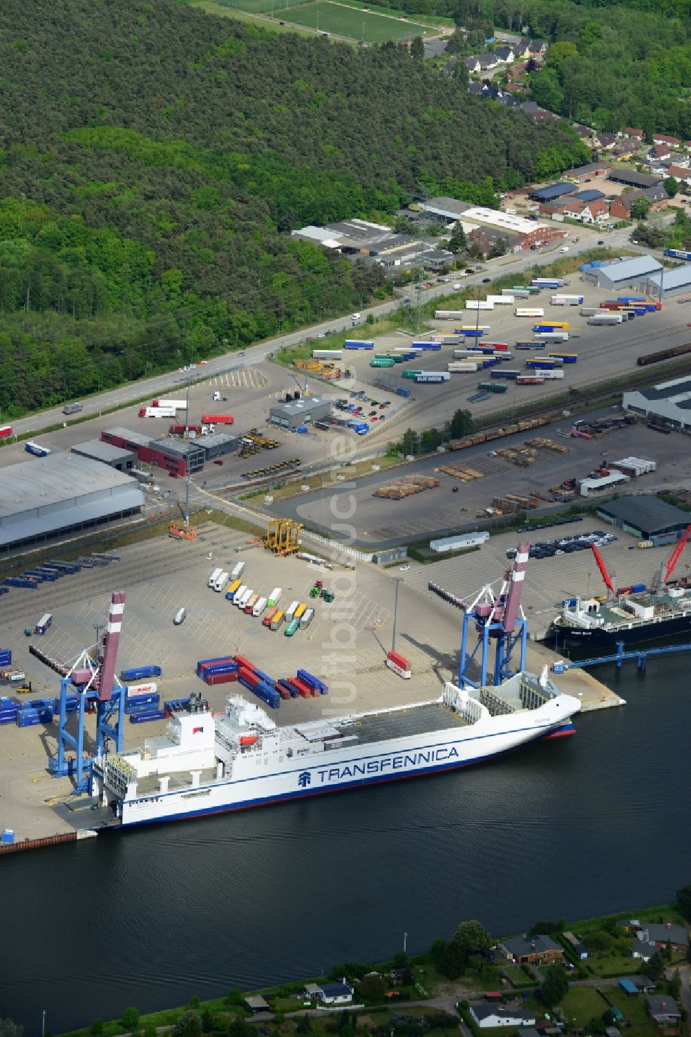 Lübeck von oben - Containerschiff der Reederei Spliethoffs Bevrachtungskantoor BV im Hafen in Lübeck im Bundesland Schleswig-Holstein