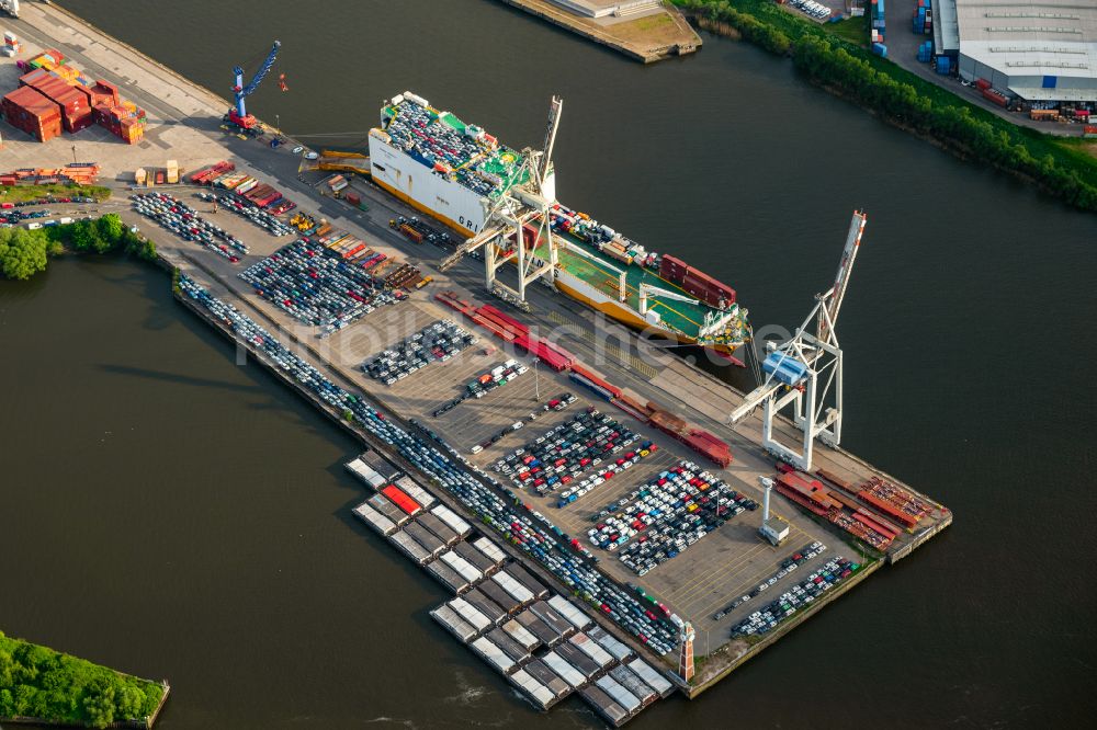 Luftaufnahme Hamburg - Containerschiff am Ufer des Hafenbeckens Kleiner Grasbrook in Hamburg, Deutschland