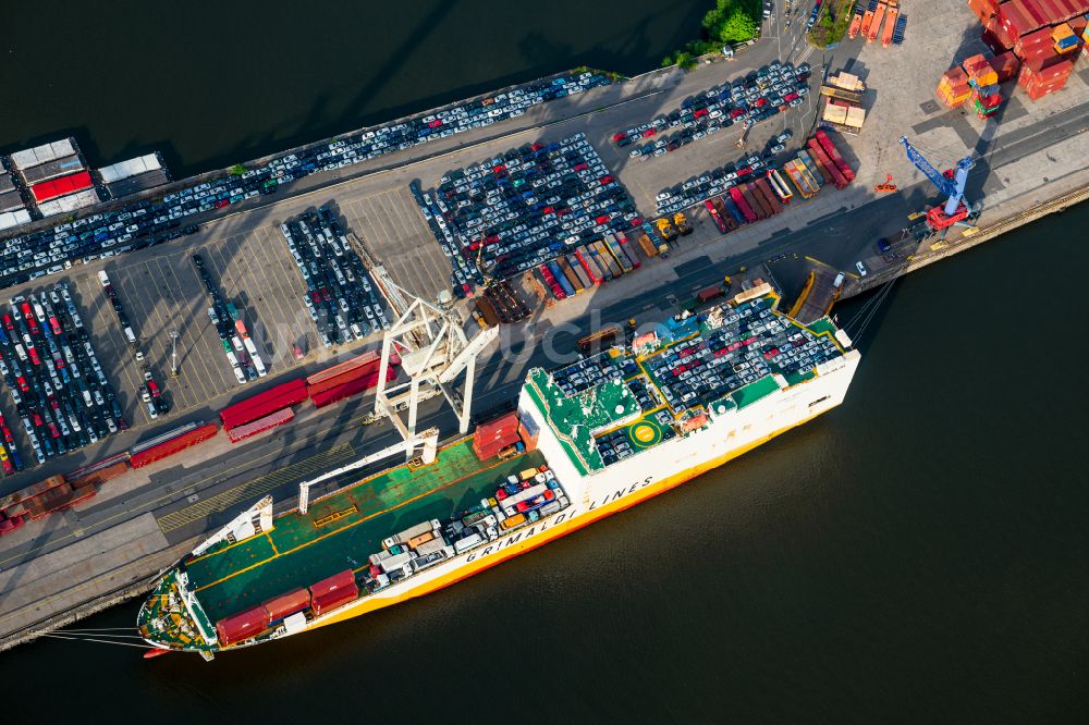 Luftaufnahme Hamburg - Containerschiff am Ufer des Hafenbeckens Kleiner Grasbrook in Hamburg, Deutschland