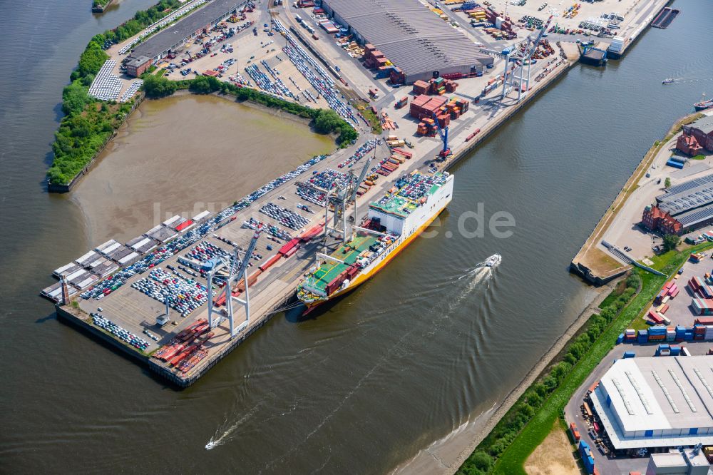 Luftbild Hamburg - Containerschiff am Ufer des Hafenbeckens Kleiner Grasbrook in Hamburg, Deutschland