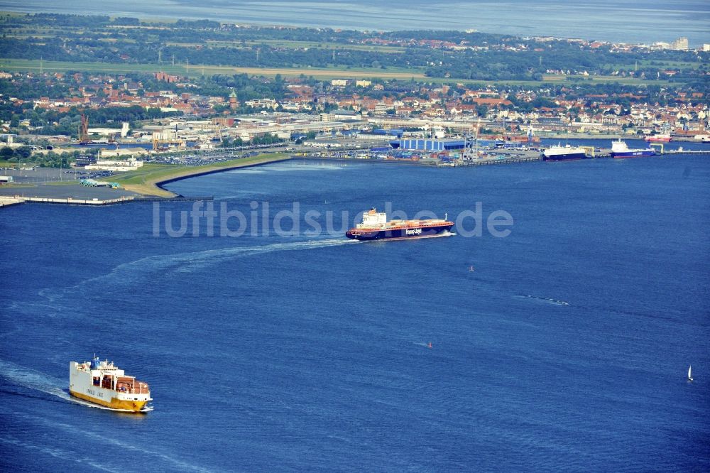 Luftaufnahme Cuxhaven - Containerschiffe vor der Nordseeküste bei Cuxhaven im Bundesland Niedersachsen