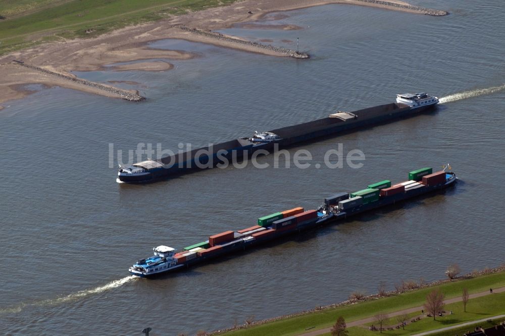 Duisburg aus der Vogelperspektive: Containerschiffe auf dem Rhein in Duisburg im Bundesland Nordrhein-Westfalen