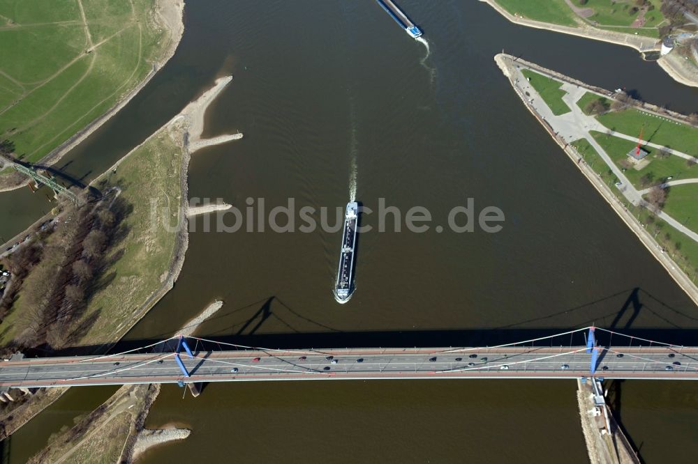 Luftbild Duisburg - Containerschiffe auf dem Rhein in Duisburg im Bundesland Nordrhein-Westfalen