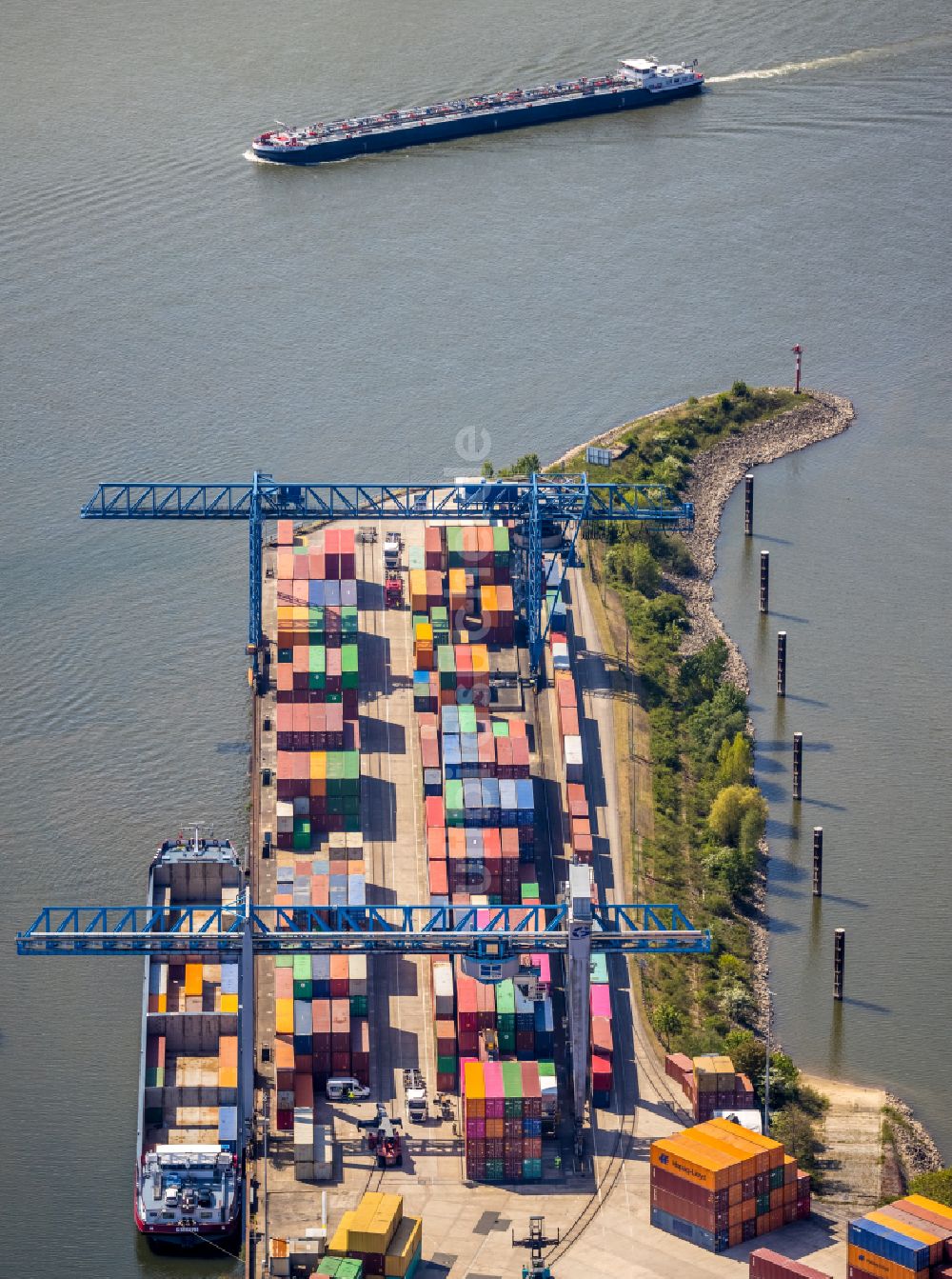 Emmerich am Rhein aus der Vogelperspektive: Containerterminal am Binnenhafen in Emmerich am Rhein im Bundesland Nordrhein-Westfalen, Deutschland