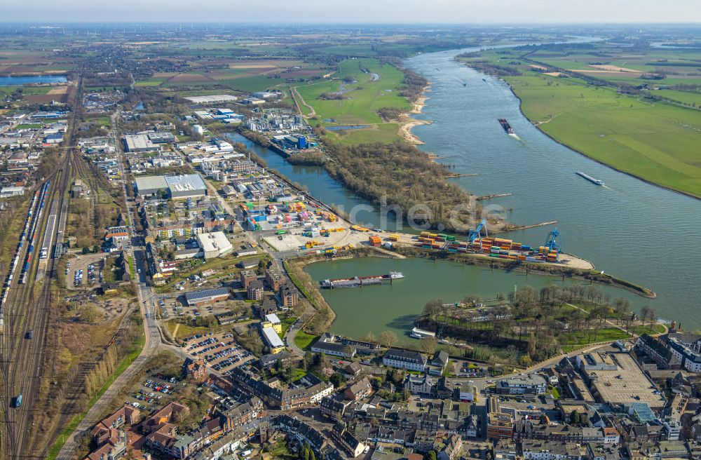 Emmerich am Rhein aus der Vogelperspektive: Containerterminal am Binnenhafen in Emmerich am Rhein im Bundesland Nordrhein-Westfalen, Deutschland