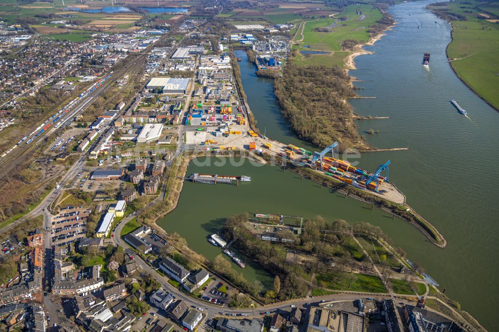 Luftaufnahme Emmerich am Rhein - Containerterminal am Binnenhafen in Emmerich am Rhein im Bundesland Nordrhein-Westfalen, Deutschland