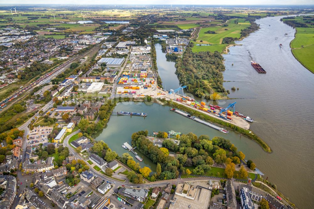 Emmerich am Rhein aus der Vogelperspektive: Containerterminal am Binnenhafen in Emmerich am Rhein im Bundesland Nordrhein-Westfalen, Deutschland