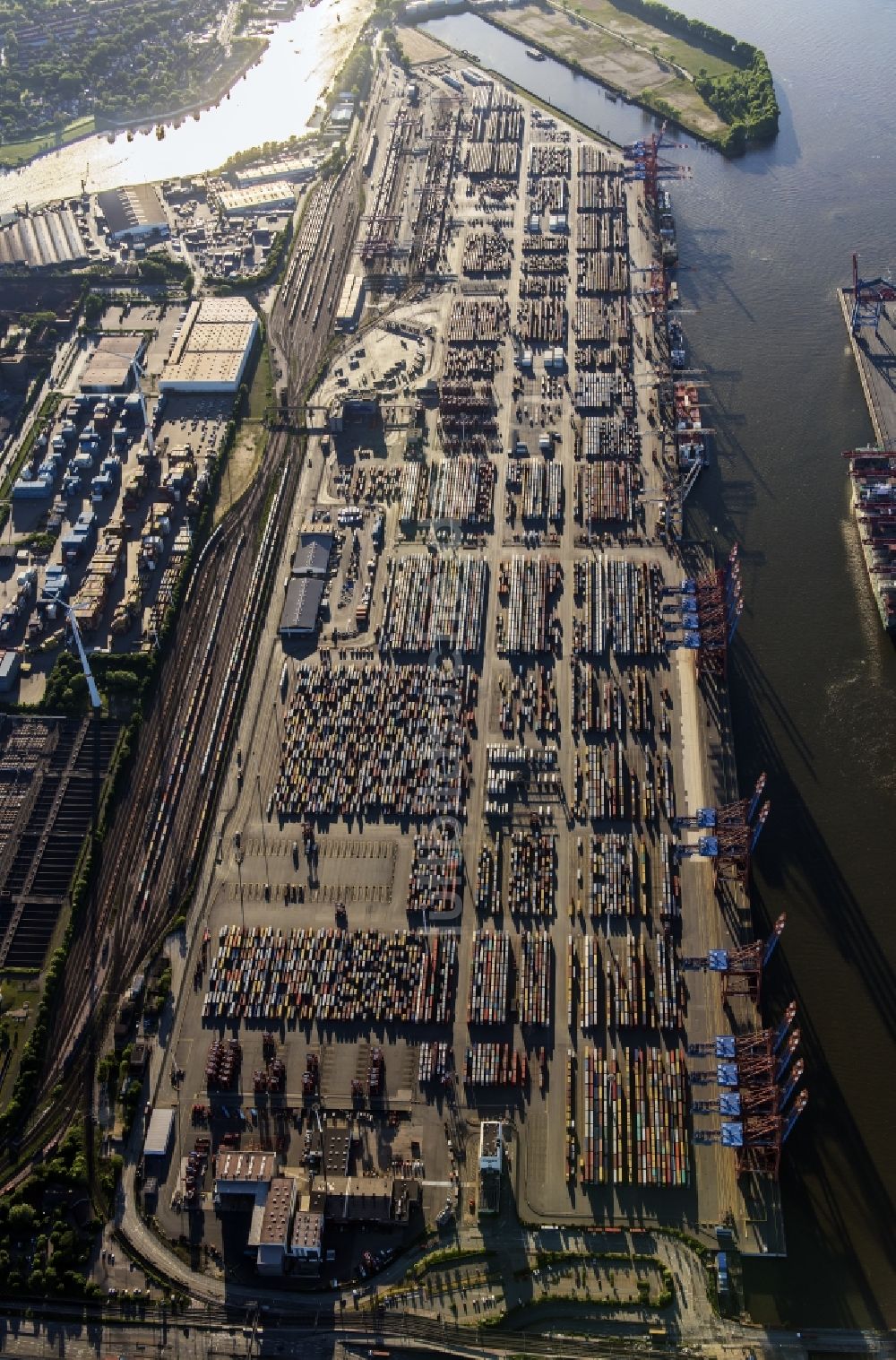 Luftaufnahme Hamburg - Containerterminal im Containerhafen des Überseehafen der EUROGATE Container Terminal Hamburg GmbH in Hamburg