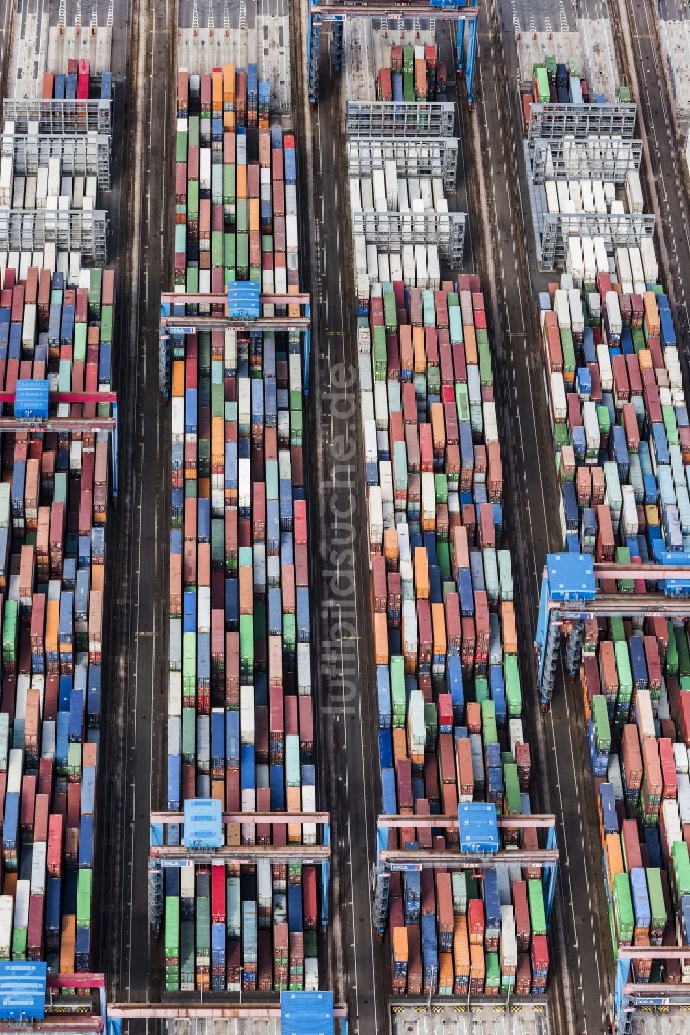 Hamburg aus der Vogelperspektive: Containerterminal im Containerhafen des Überseehafen Hamburg in Hamburg, Deutschland