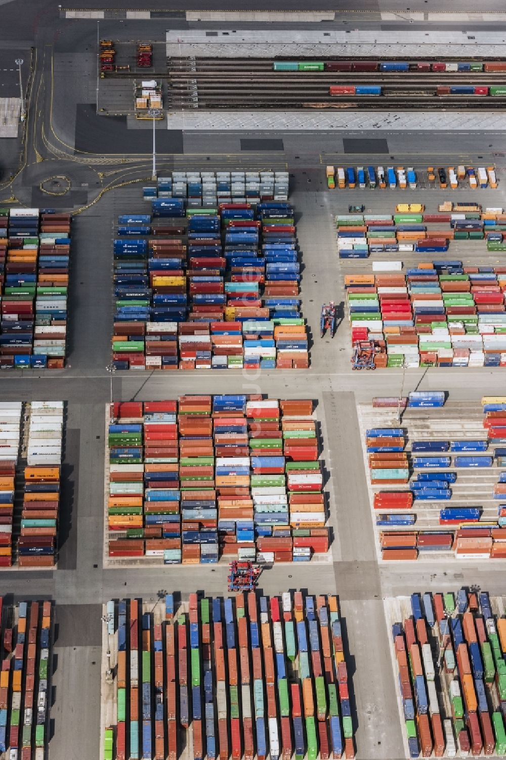 Hamburg von oben - Containerterminal im Containerhafen des Überseehafen Hamburg in Hamburg, Deutschland