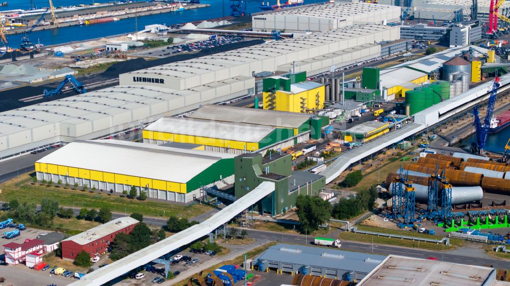 Rostock aus der Vogelperspektive: Containerterminal im Containerhafen des Überseehafen der Hanse- und Universitätsstadt in Rostock im Bundesland Mecklenburg-Vorpommern, Deutschland