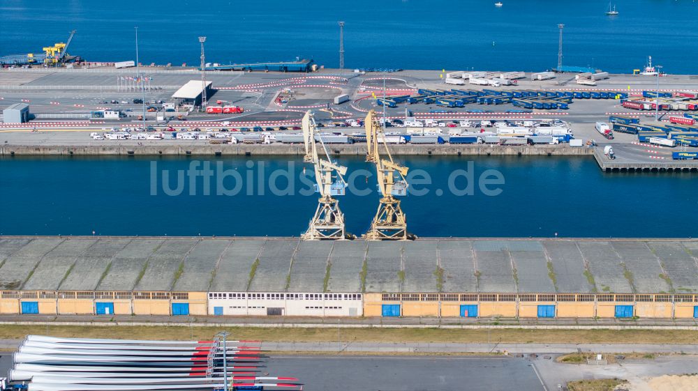 Rostock von oben - Containerterminal im Containerhafen des Überseehafen der Hanse- und Universitätsstadt in Rostock im Bundesland Mecklenburg-Vorpommern, Deutschland