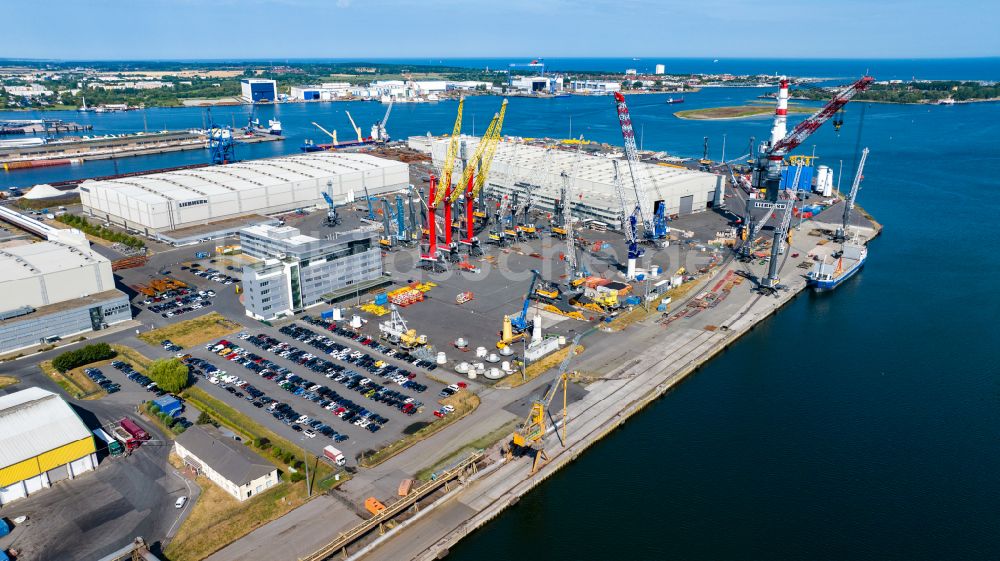 Luftaufnahme Rostock - Containerterminal im Containerhafen des Überseehafen der Hanse- und Universitätsstadt in Rostock im Bundesland Mecklenburg-Vorpommern, Deutschland