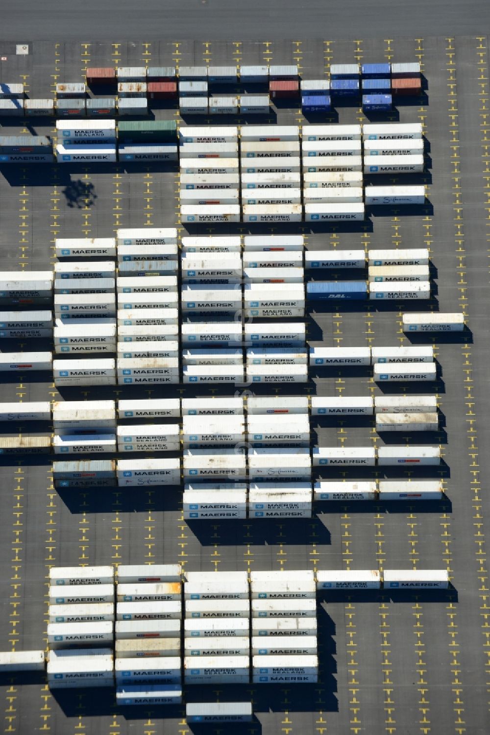 Luftbild Wilhelmshaven - Containerterminal im Containerhafen des Überseehafen des Jade Weser Port ( JWP ) an der Nordsee in Wilhelmshaven im Bundesland Niedersachsen, Deutschland