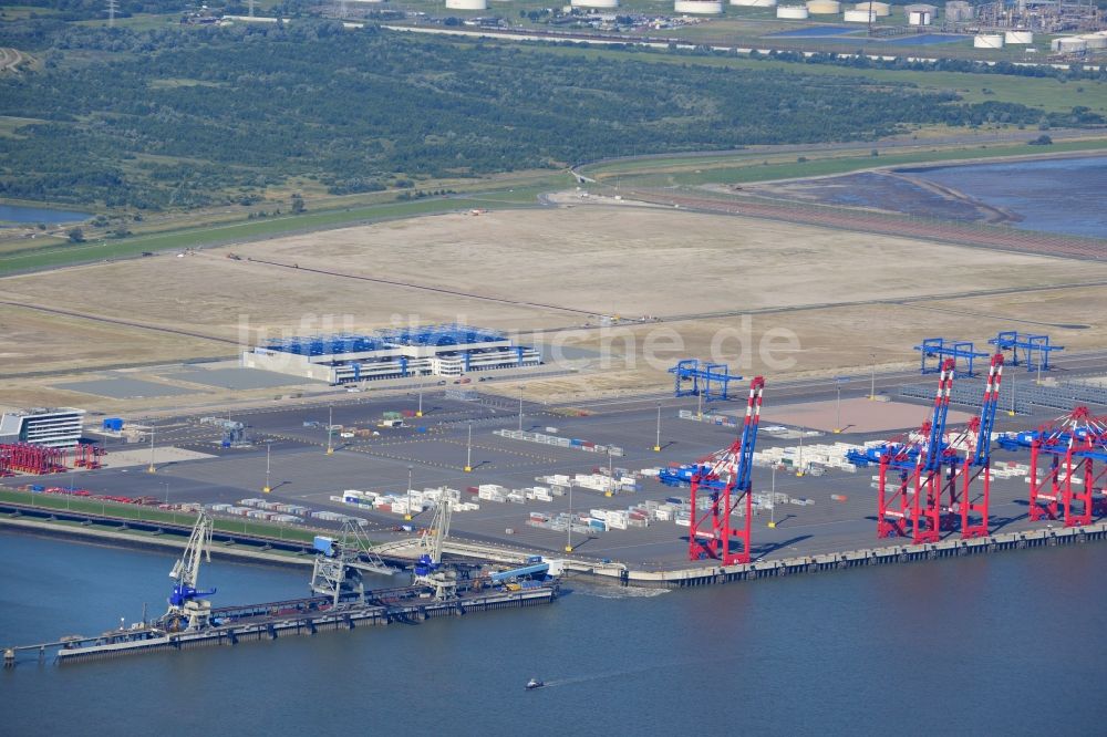 Luftaufnahme Wilhelmshaven - Containerterminal im Containerhafen des Überseehafen des Jade Weser Port ( JWP ) an der Nordsee in Wilhelmshaven im Bundesland Niedersachsen, Deutschland