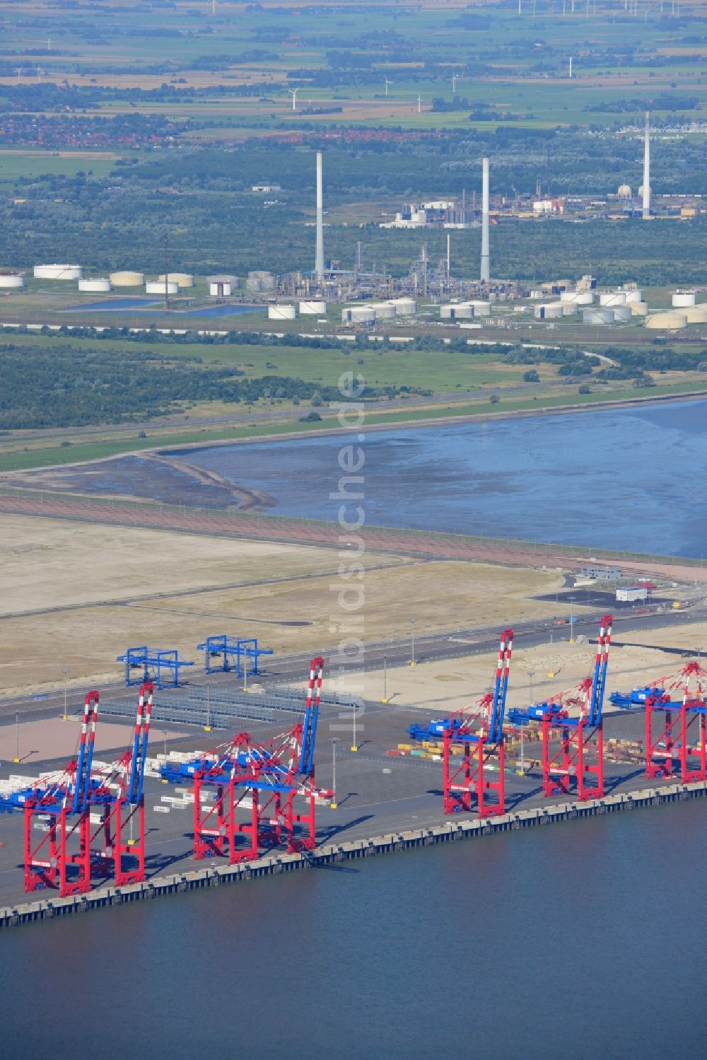 Wilhelmshaven aus der Vogelperspektive: Containerterminal im Containerhafen des Überseehafen des Jade Weser Port ( JWP ) an der Nordsee in Wilhelmshaven im Bundesland Niedersachsen, Deutschland