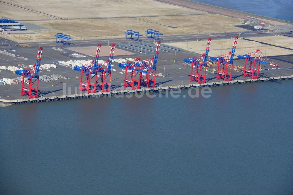 Luftaufnahme Wilhelmshaven - Containerterminal im Containerhafen des Überseehafen des Jade Weser Port ( JWP ) an der Nordsee in Wilhelmshaven im Bundesland Niedersachsen, Deutschland