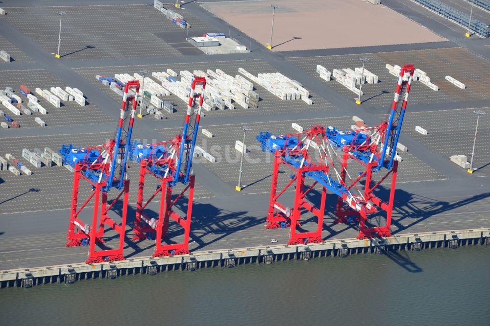 Wilhelmshaven aus der Vogelperspektive: Containerterminal im Containerhafen des Überseehafen des Jade Weser Port ( JWP ) an der Nordsee in Wilhelmshaven im Bundesland Niedersachsen, Deutschland