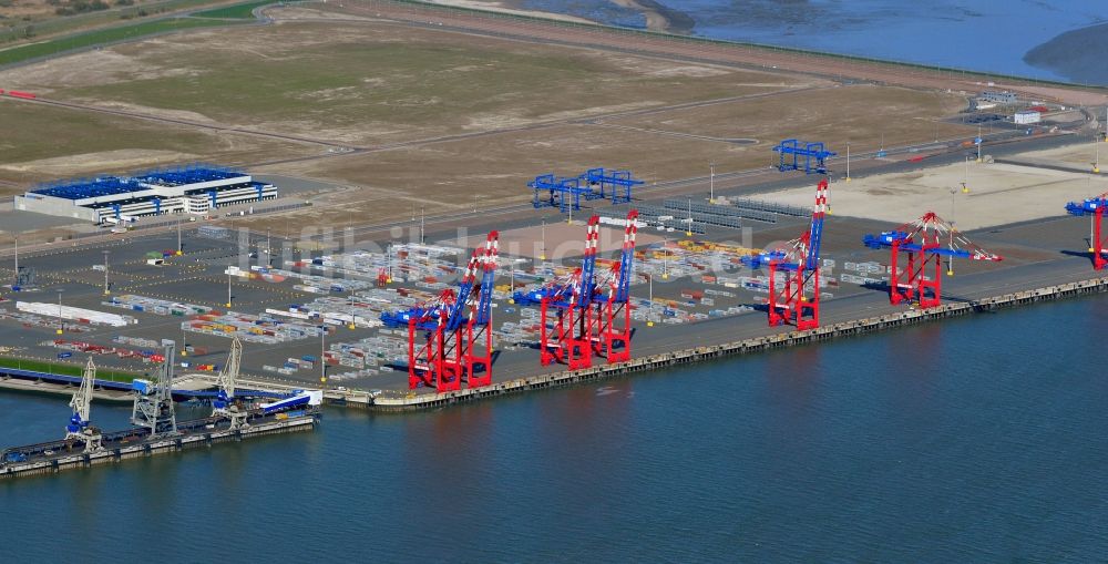 Luftaufnahme Wilhelmshaven - Containerterminal im Containerhafen des Überseehafen des Jade Weser Port ( JWP ) an der Nordsee in Wilhelmshaven im Bundesland Niedersachsen, Deutschland