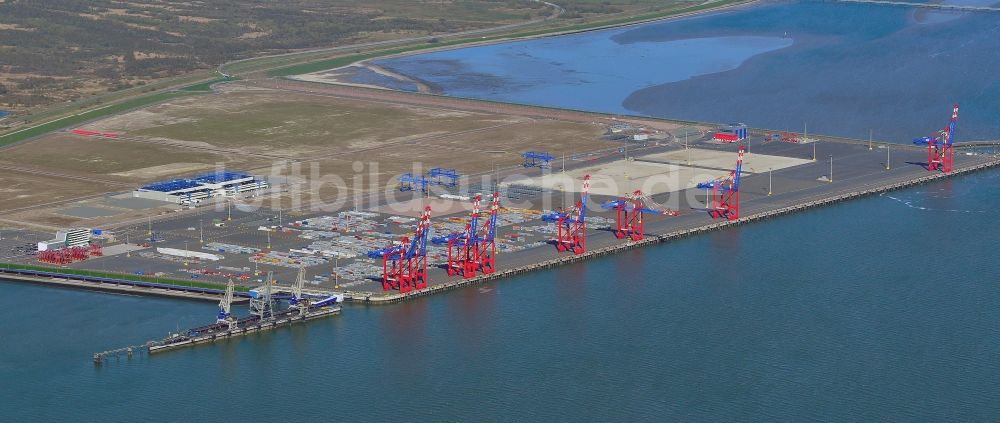 Wilhelmshaven von oben - Containerterminal im Containerhafen des Überseehafen des Jade Weser Port ( JWP ) an der Nordsee in Wilhelmshaven im Bundesland Niedersachsen, Deutschland