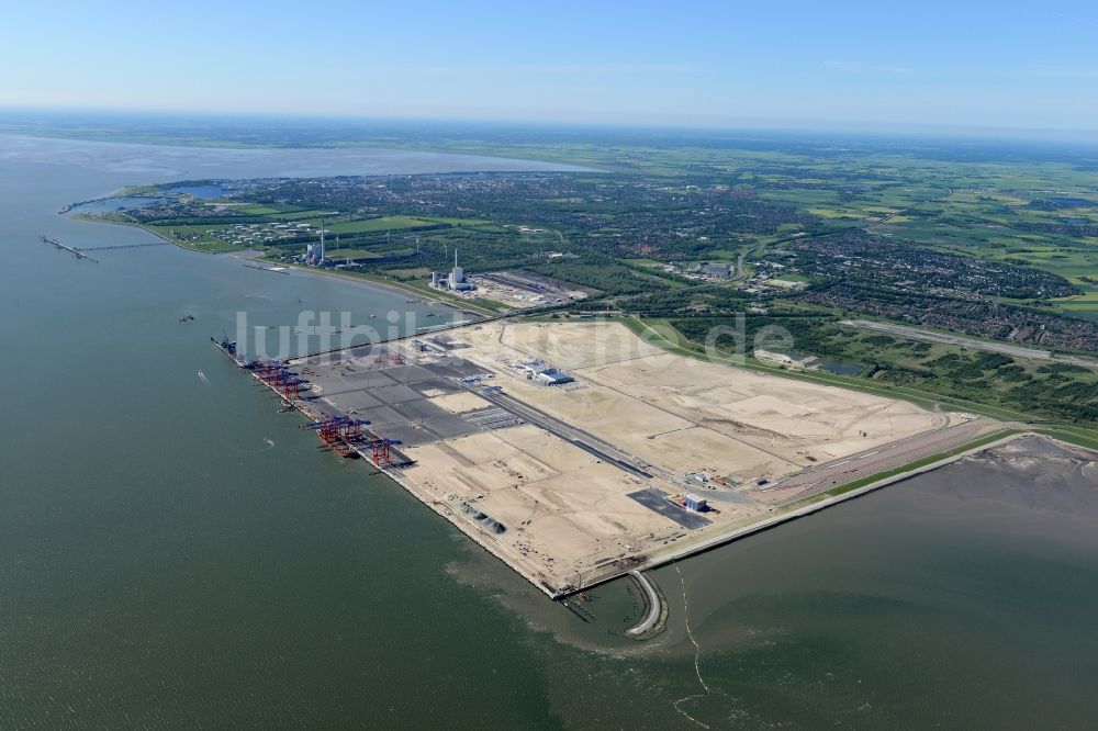 Wilhelmshaven aus der Vogelperspektive: Containerterminal im Containerhafen des Überseehafen des Jade Weser Port ( JWP ) an der Nordsee in Wilhelmshaven im Bundesland Niedersachsen, Deutschland