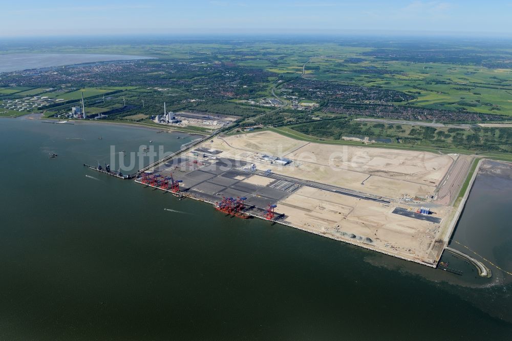 Wilhelmshaven von oben - Containerterminal im Containerhafen des Überseehafen des Jade Weser Port ( JWP ) an der Nordsee in Wilhelmshaven im Bundesland Niedersachsen, Deutschland