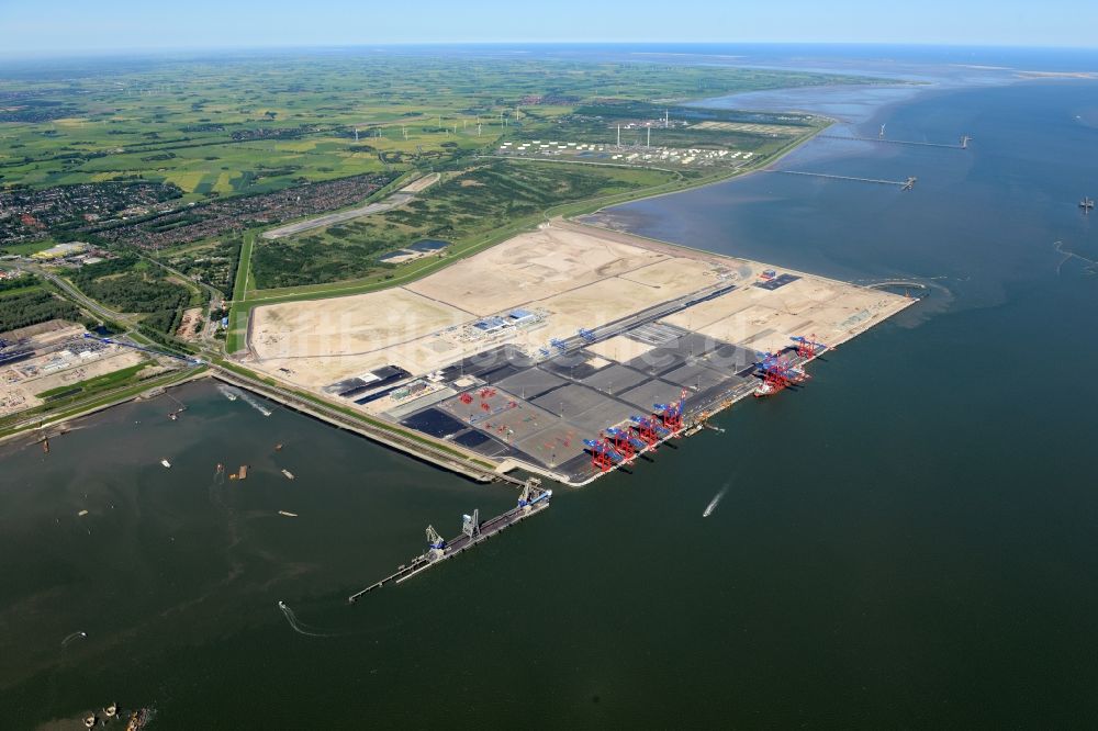 Wilhelmshaven aus der Vogelperspektive: Containerterminal im Containerhafen des Überseehafen des Jade Weser Port ( JWP ) an der Nordsee in Wilhelmshaven im Bundesland Niedersachsen, Deutschland