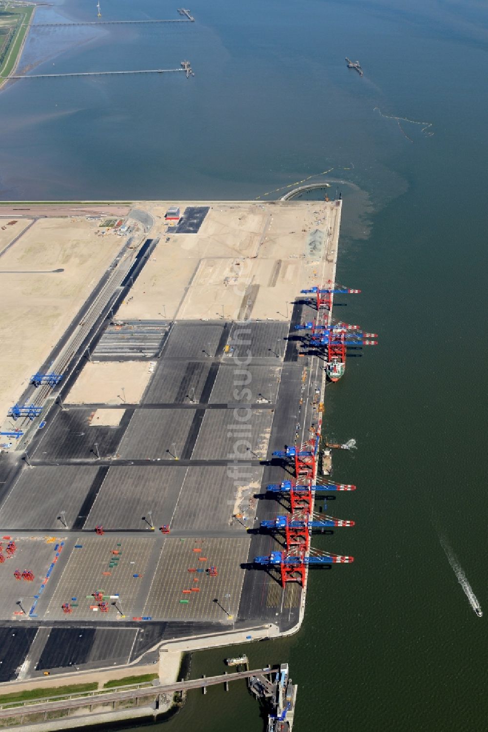 Luftaufnahme Wilhelmshaven - Containerterminal im Containerhafen des Überseehafen des Jade Weser Port ( JWP ) an der Nordsee in Wilhelmshaven im Bundesland Niedersachsen, Deutschland