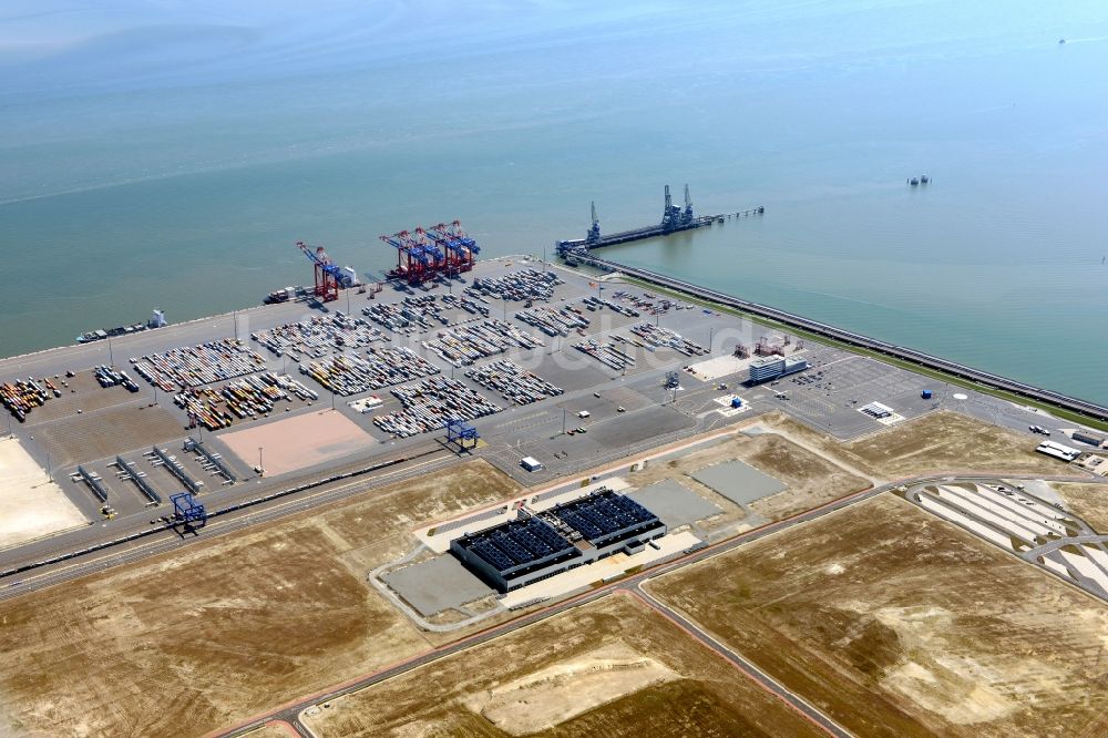 Wilhelmshaven von oben - Containerterminal im Containerhafen des Überseehafen des Jade Weser Port ( JWP ) an der Nordsee in Wilhelmshaven im Bundesland Niedersachsen, Deutschland