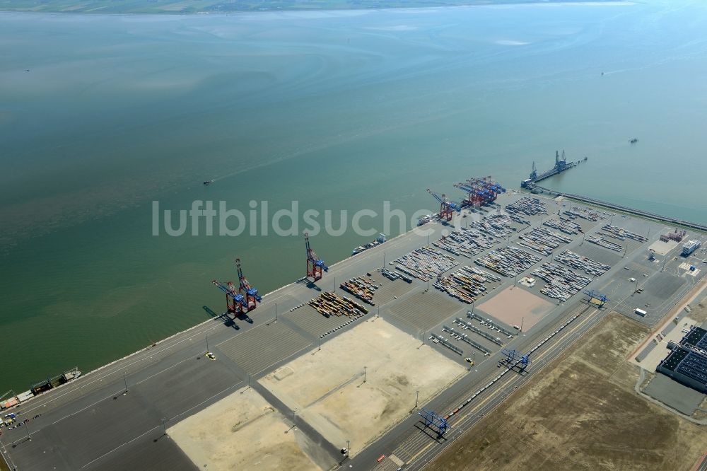 Wilhelmshaven aus der Vogelperspektive: Containerterminal im Containerhafen des Überseehafen des Jade Weser Port ( JWP ) an der Nordsee in Wilhelmshaven im Bundesland Niedersachsen, Deutschland