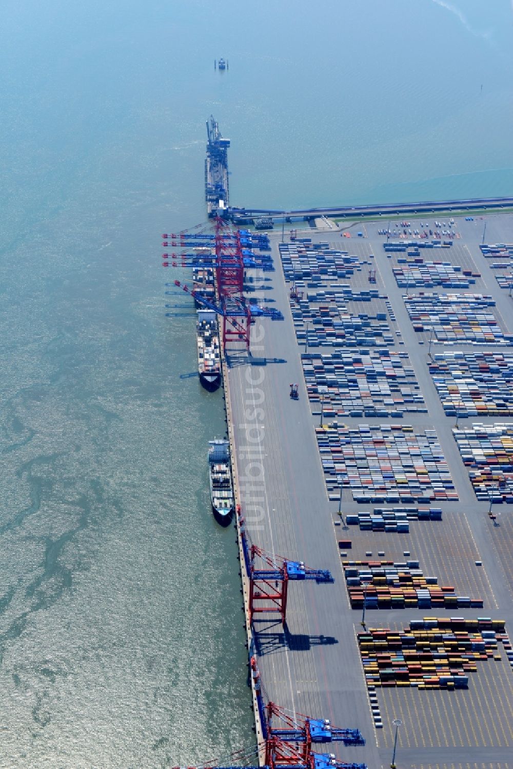 Luftbild Wilhelmshaven - Containerterminal im Containerhafen des Überseehafen des Jade Weser Port ( JWP ) an der Nordsee in Wilhelmshaven im Bundesland Niedersachsen, Deutschland